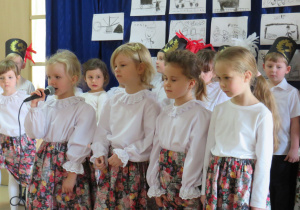 Dziewczynki z grupy Smerfów w trakcie występów.